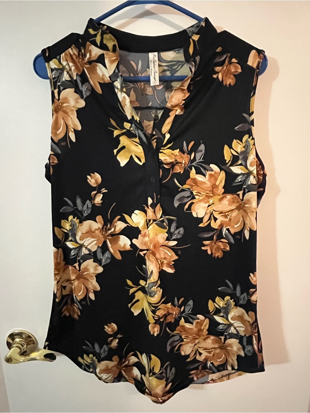 PerCeption Concept large Sleeveless Floral Button-Front Top in Black and Gold